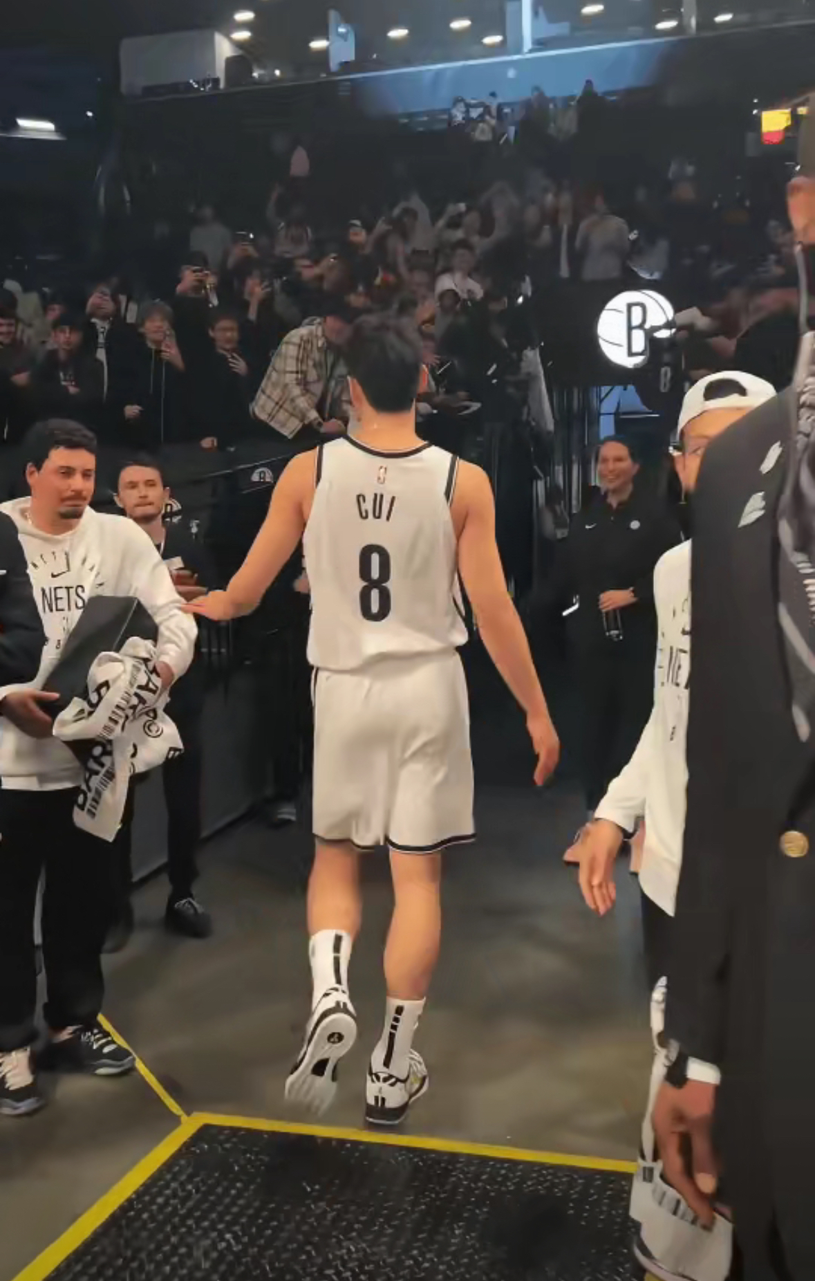 九游(中国)官网登录TheShy意外战胜曼联，出色防守引爆全场！引发球迷热议(theshy最新比赛视频)